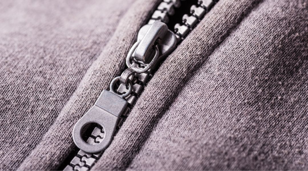 Should You Wash Clothes With The Zipper Up or Down?